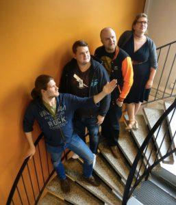 Kuvassa ryhmän jäseniä