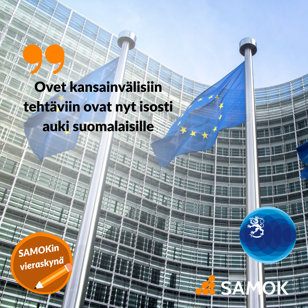 SAMOKin vieraskynä: ”Ovet kansainvälisiin tehtäviin ovat nyt isosti auki suomalaisille.” Kuvassa EU-lippuja toimistorakennuksen edessä, ulkoministeriön ja SAMOKin logot.